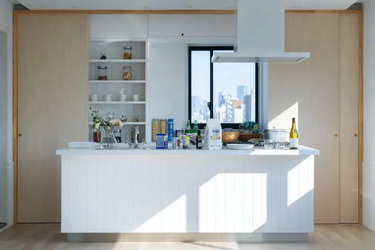 明るい自然光の入るアイランドキッチン