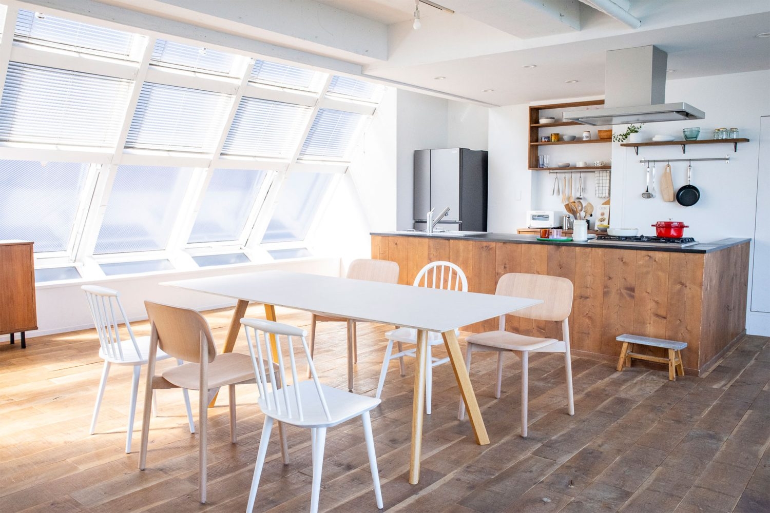 3F KITCHEN 西側に大きな斜め窓