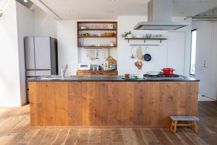 カウンターの天板は黒皮鉄風