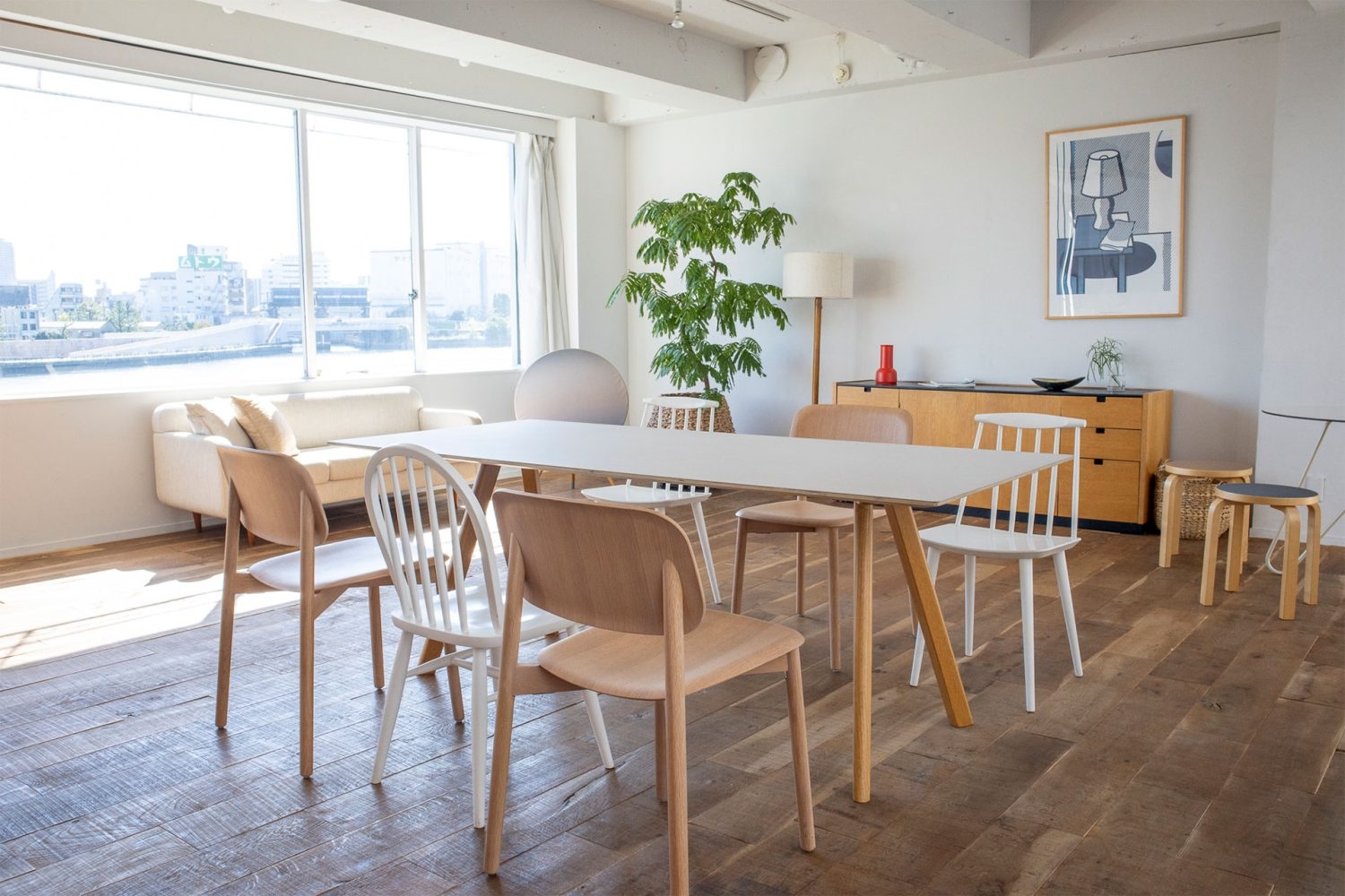 ナチュラルな床材と白壁