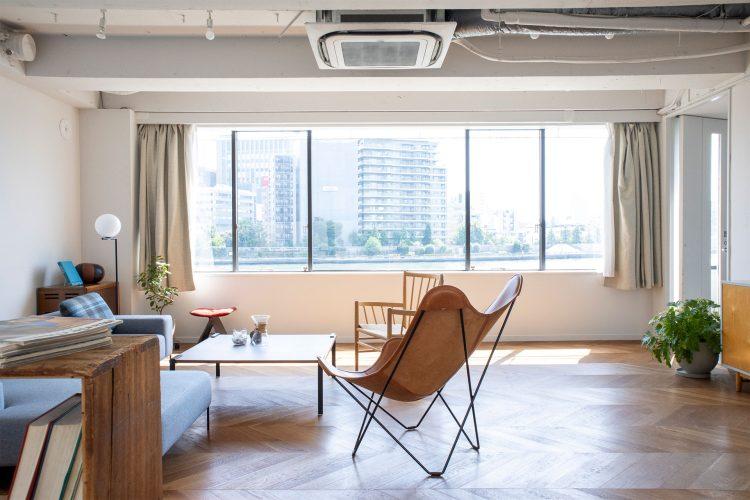 東側に大きな窓とリバービュー