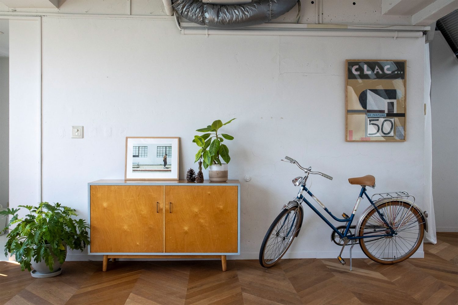 白壁とヘリンボーンのフローリング