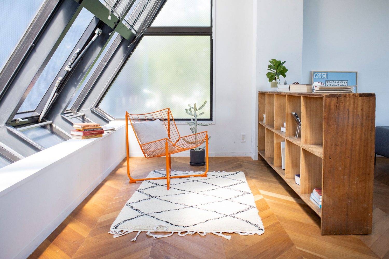 印象的な斜め窓から午後直射が入ります