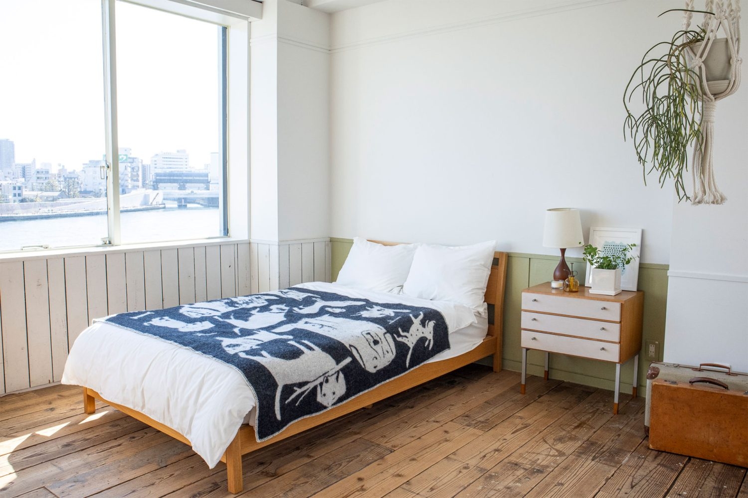 大きな東窓とセミダブルベッド