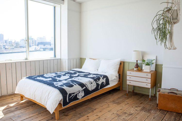 大きな東窓とセミダブルベッド