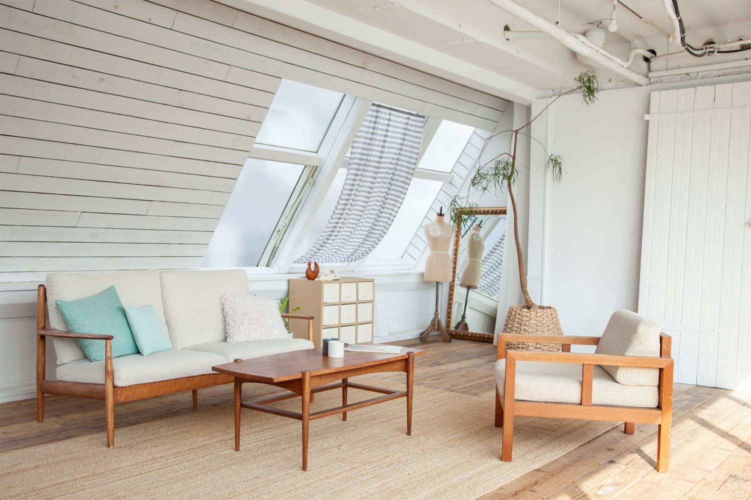 ジュートラグと木製家具でナチュラルに