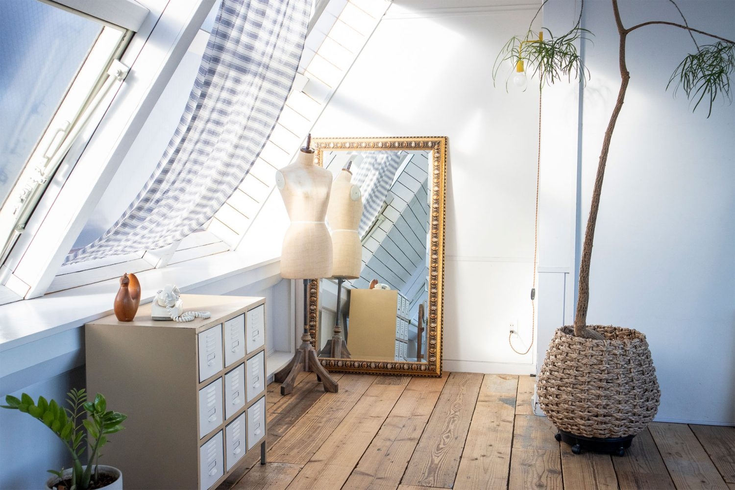 屋根裏風の斜め窓に取り外し可能なカーテン