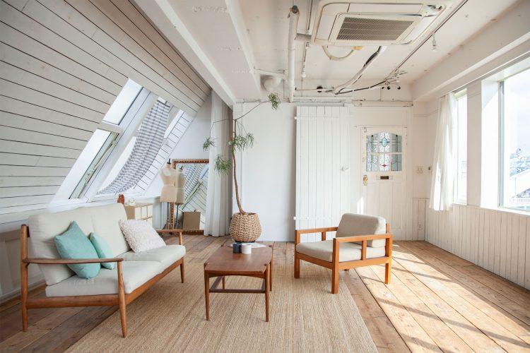 白壁とアンティークドア