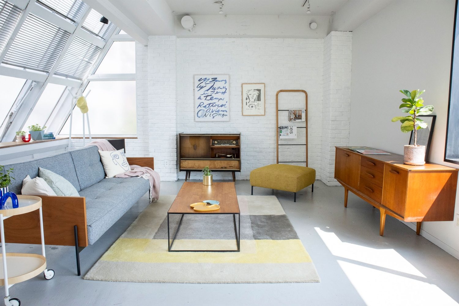 白レンガ壁とグレーのモルタル床