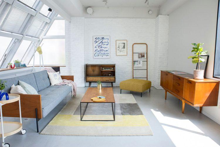 白レンガ壁とグレーのモルタル床