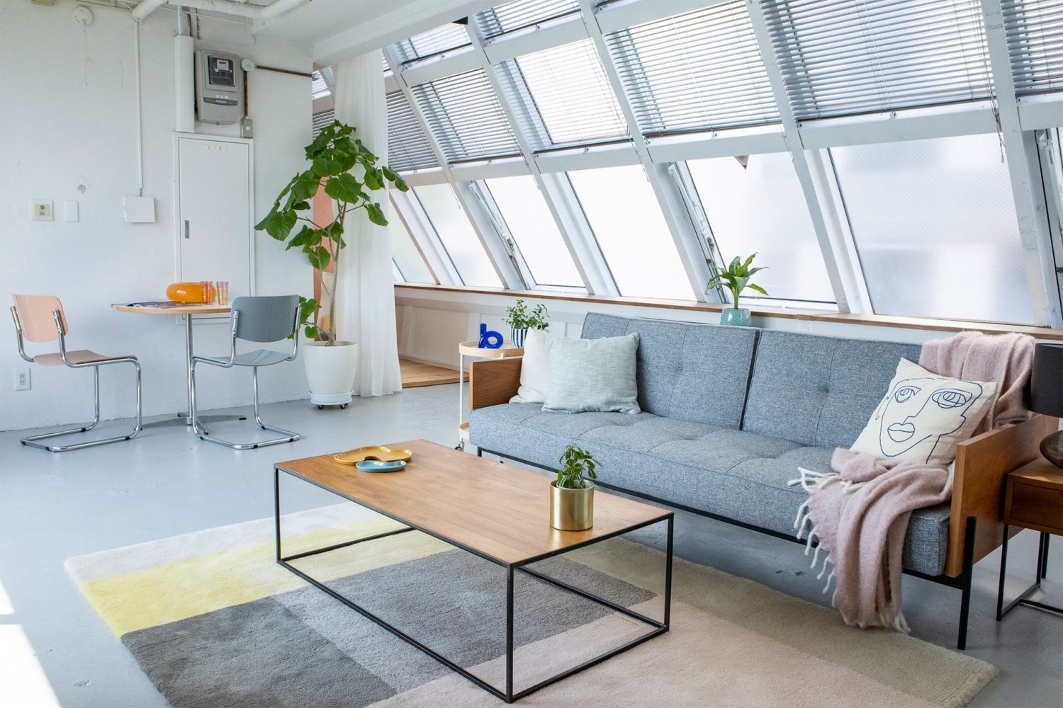 西側に大きな斜め窓