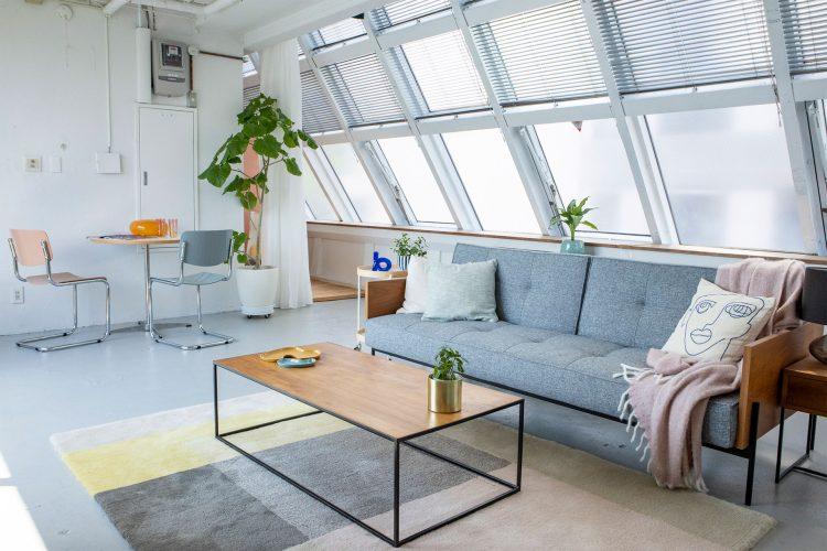 西側に大きな斜め窓