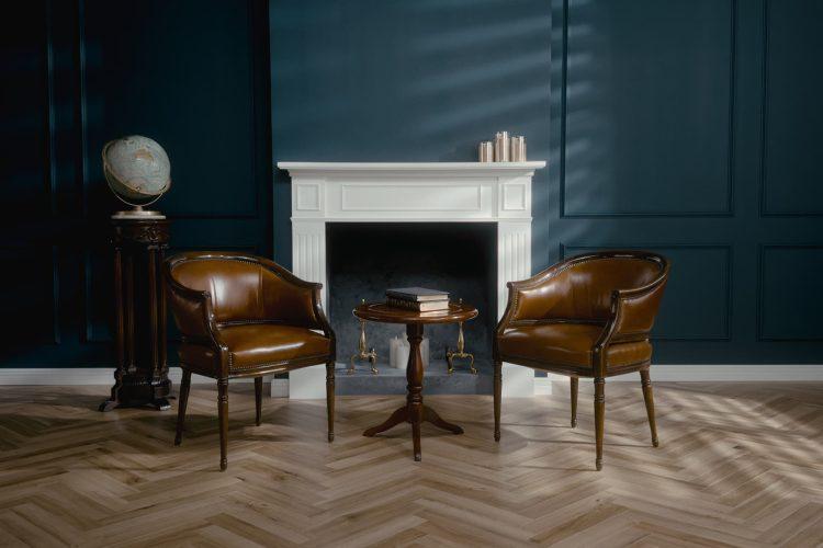 暖炉の前で対談も