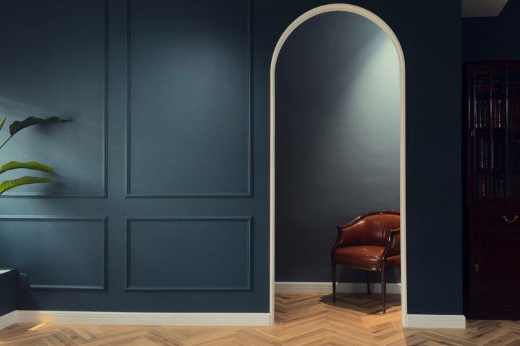 モールディングの青壁にアーチの開口