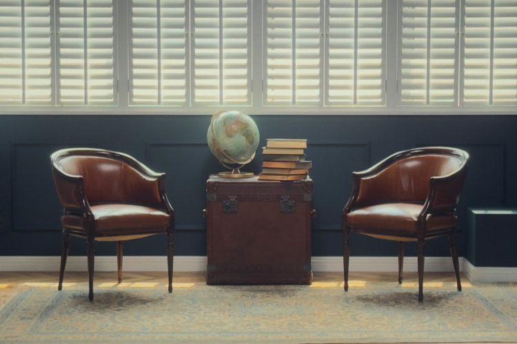 セットの椅子で統一感を