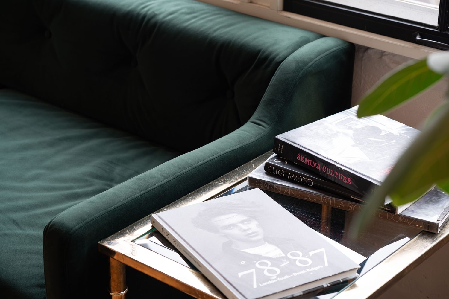 空間に調和する家具やプロップ