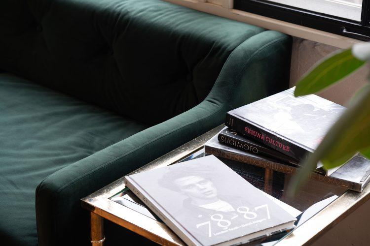 空間に調和する家具やプロップ