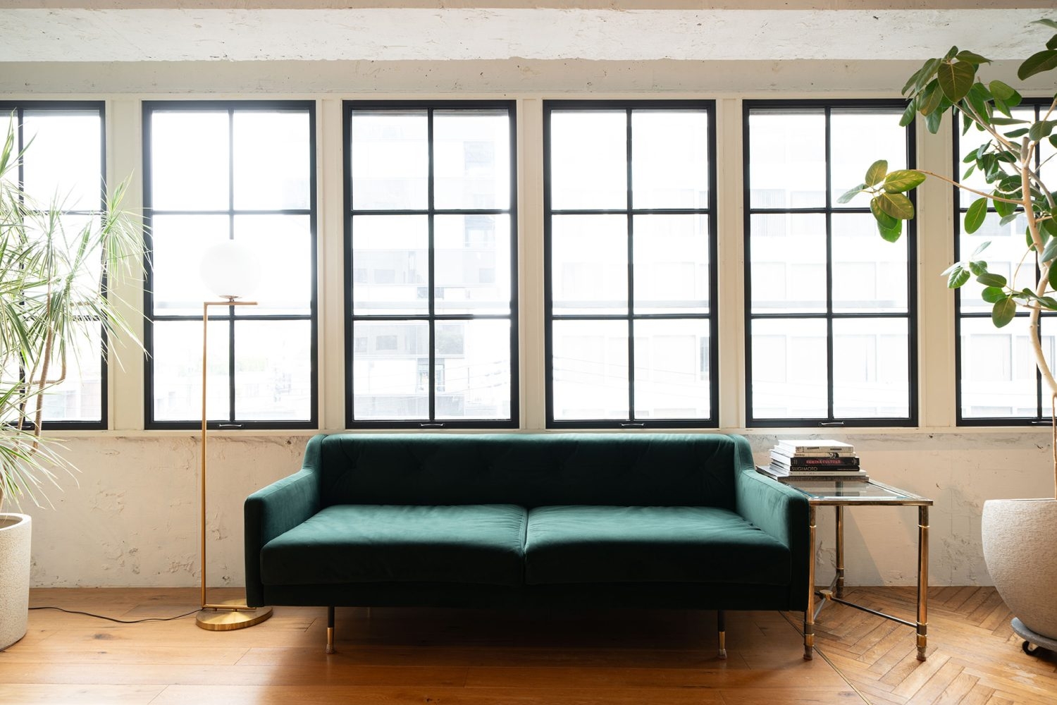 座り心地のよいベルベット生地のソファ