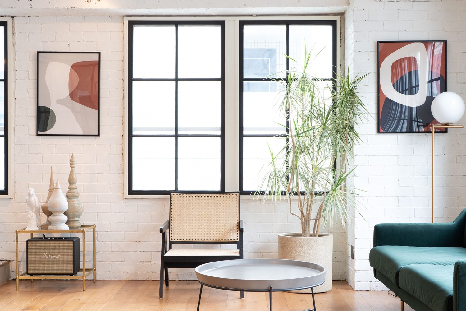 白レンガの壁に映えるアートの色合い