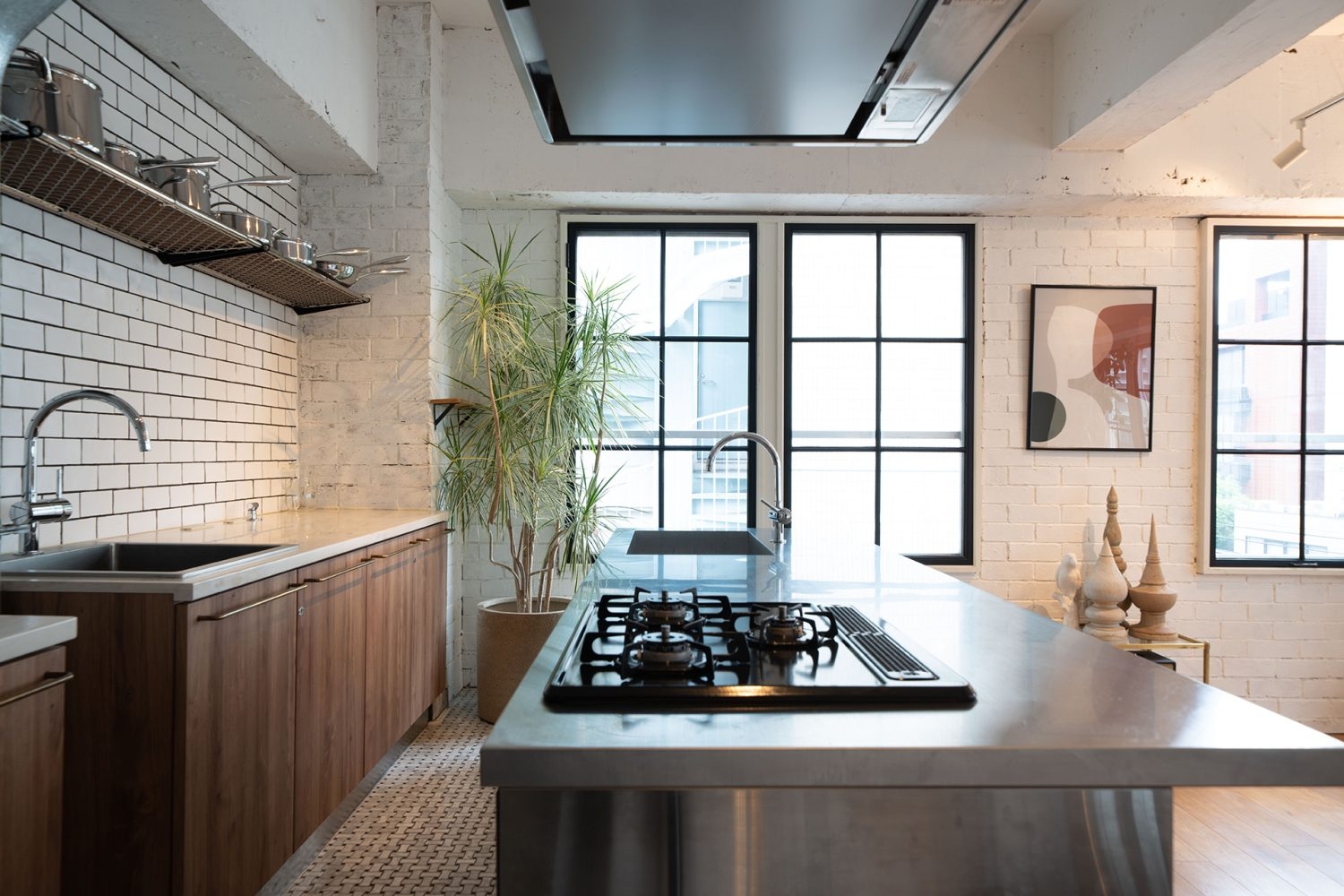 窓から自然光の入るキッチン