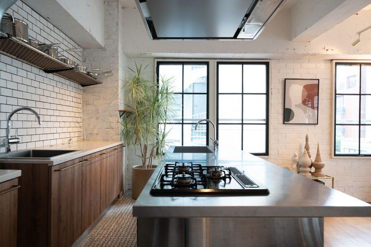 窓から自然光の入るキッチン