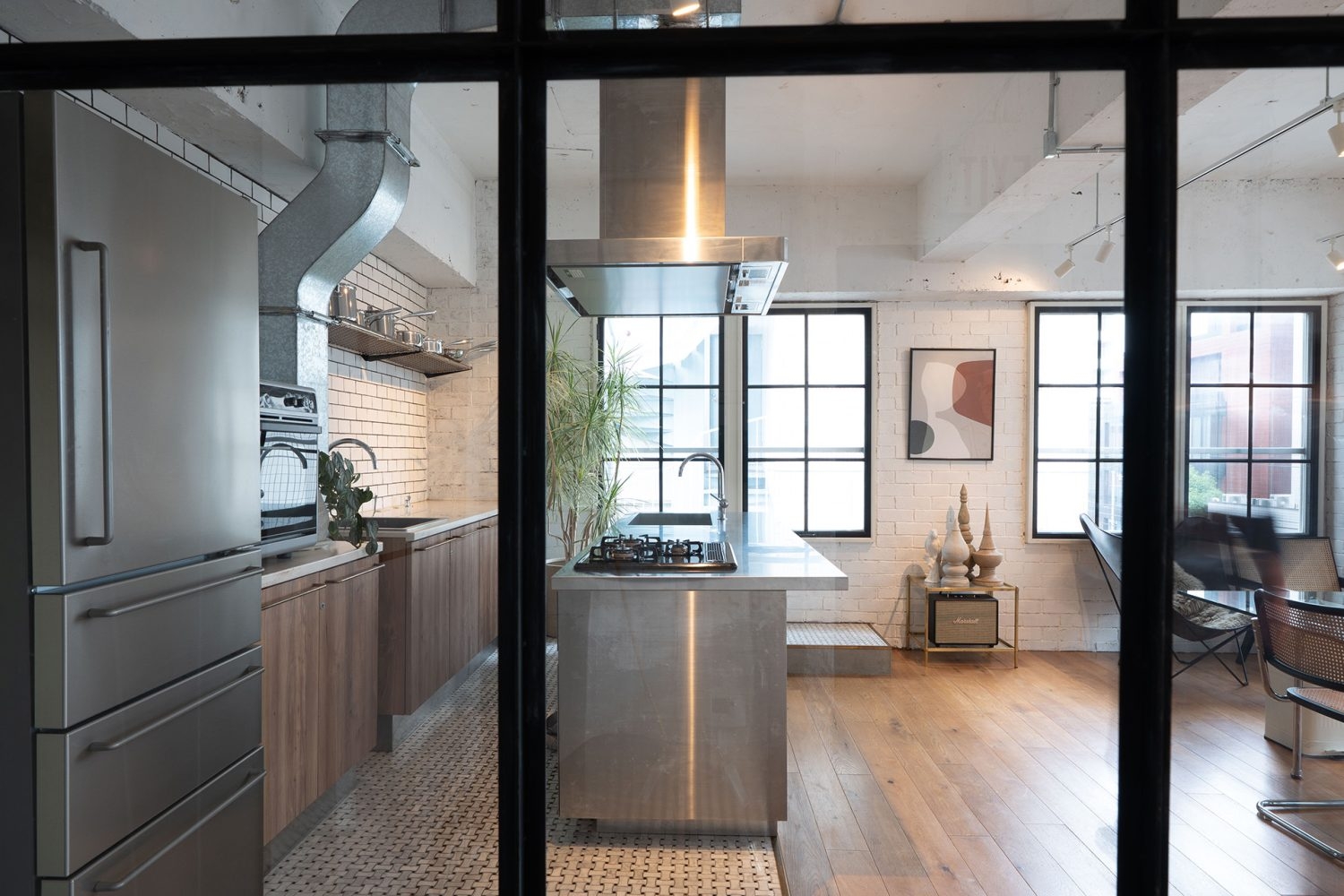 室内格子窓越しのキッチン