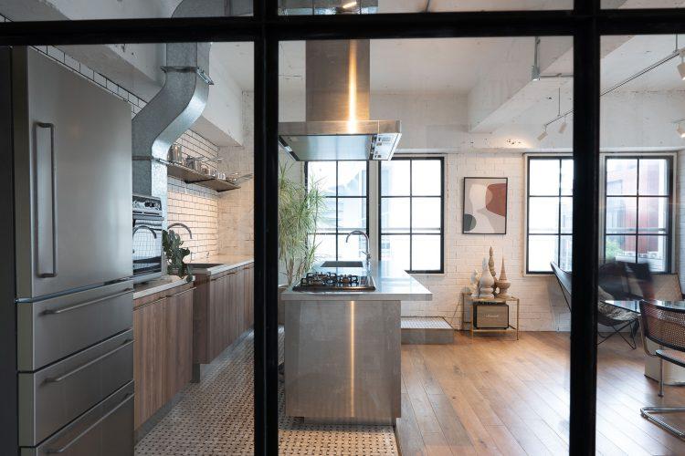 室内格子窓越しのキッチン