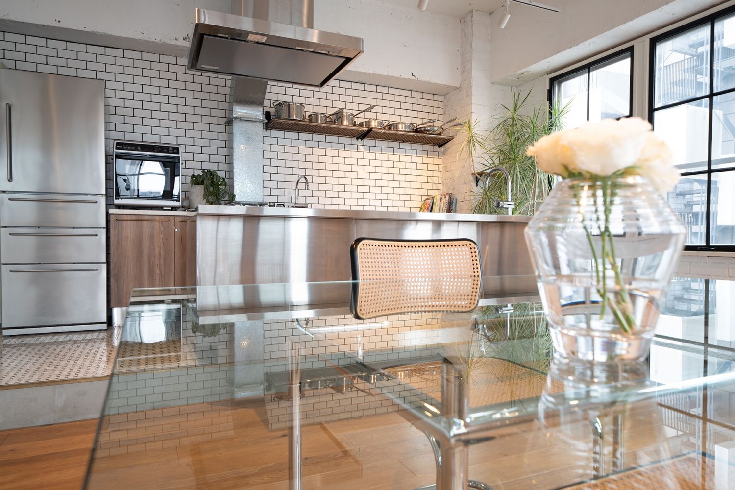 キッチンのデザインにも相性のよいガラステーブル