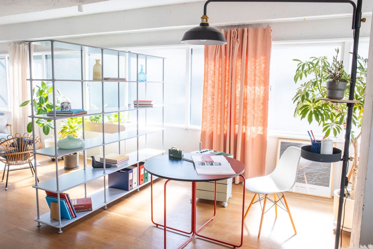 抜け感のあるオープンシェルフ(移動可能)