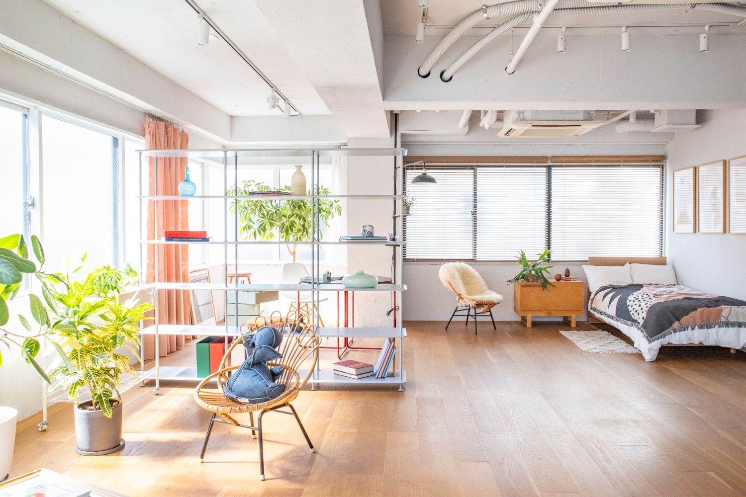 西側にシングルベッドのコーナー