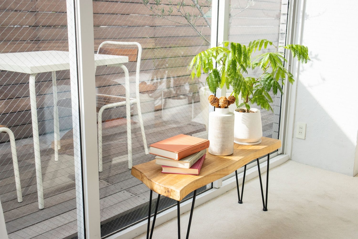 窓辺に小型のグリーン