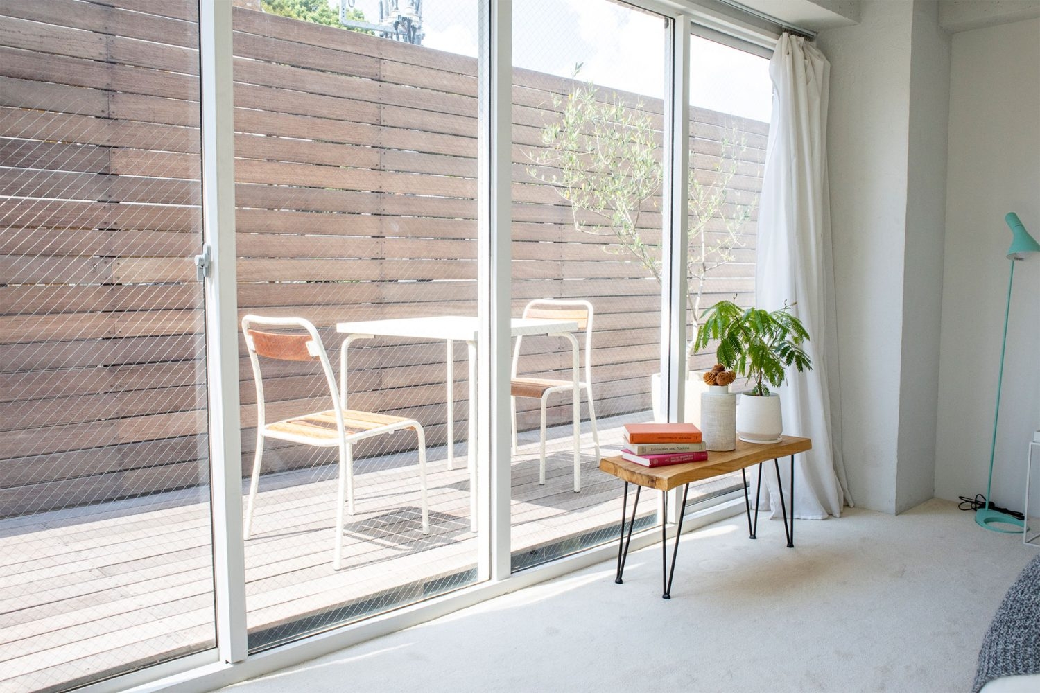 デッキ抜けの窓辺