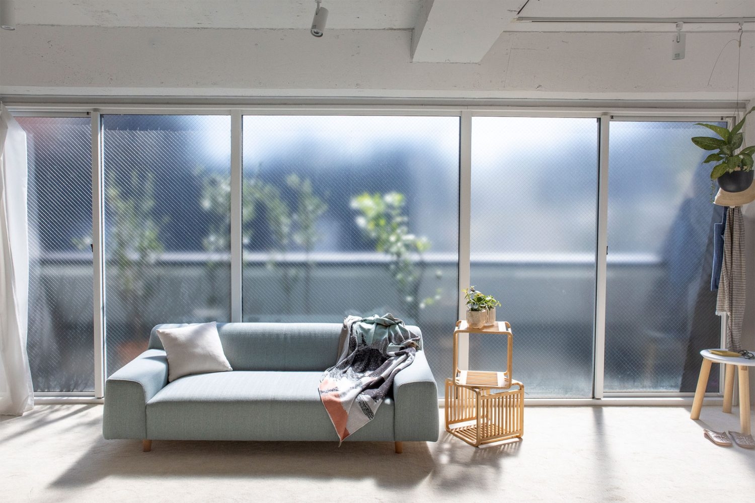 ソファと南東側のベランダ