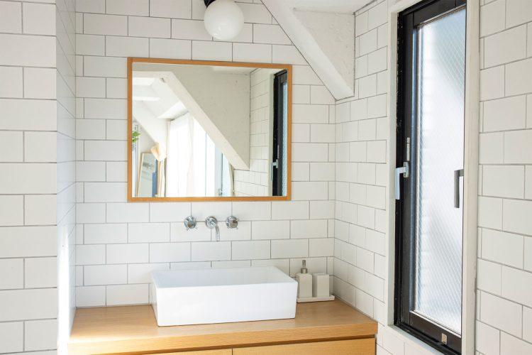 木の質感を活かした洗面台