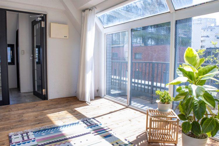 東側の大きな窓とベランダ