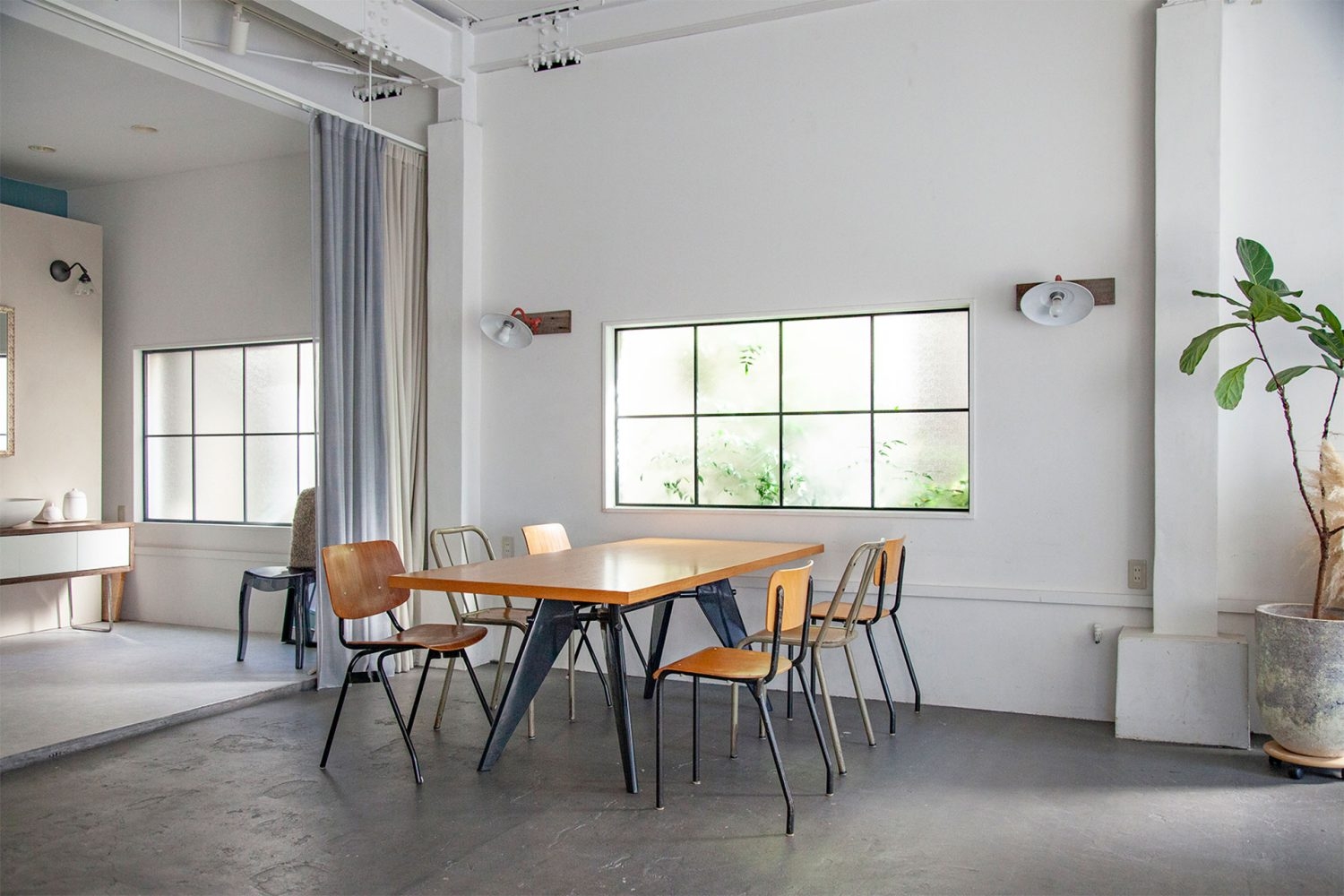 部屋の中央に大きなダイニングテーブル