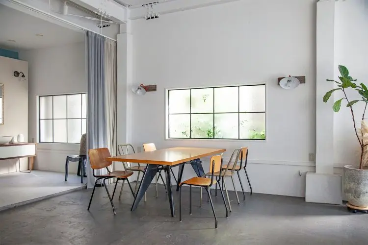 部屋の中央に大きなダイニングテーブル