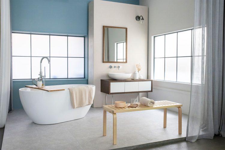 床タイルのバスルーム バスタブは可動式