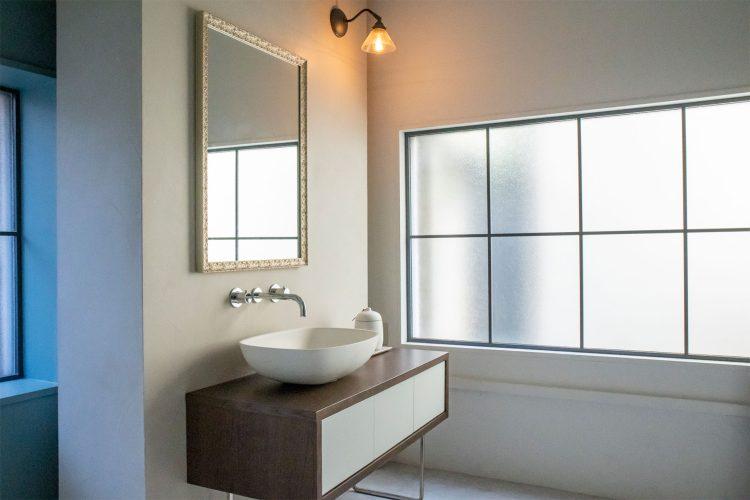 鏡はゴールドのフレームに変更可能