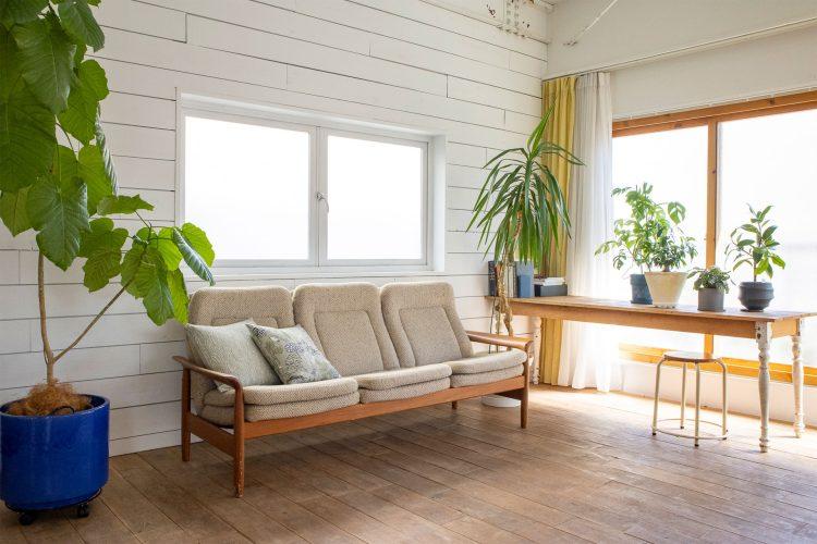 リビングシーンに合うナチュラルなソファ