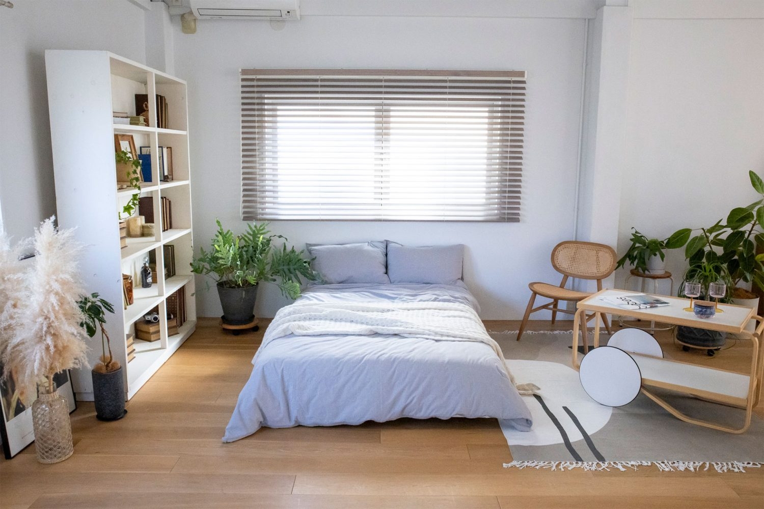 セミダブルベッドと木製ブラインド