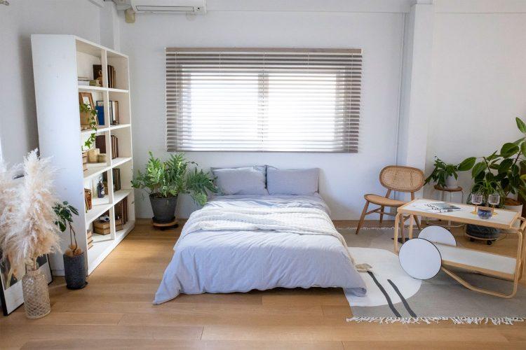 セミダブルベッドと木製ブラインド