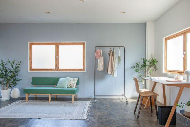 ブルー壁と黒いコンクリート床