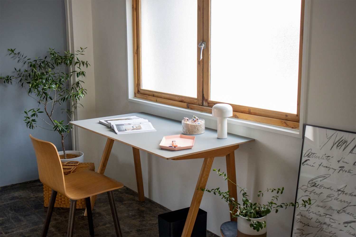 窓際のワークスペース