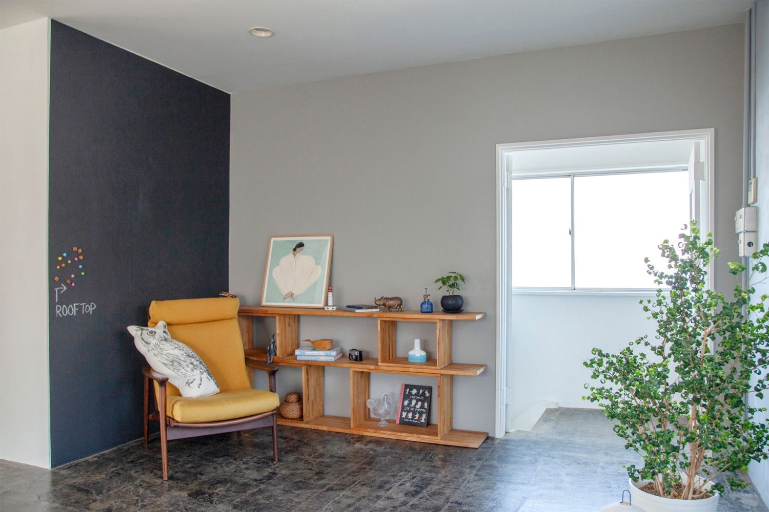 ニュアンスあるグレー壁と自由に描ける黒板