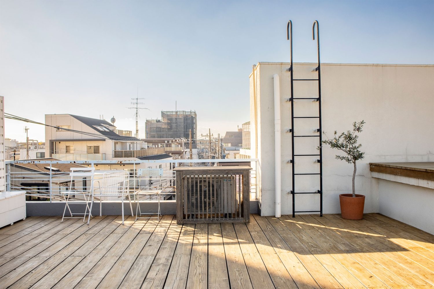 白壁や板張りのステージ 梯子も