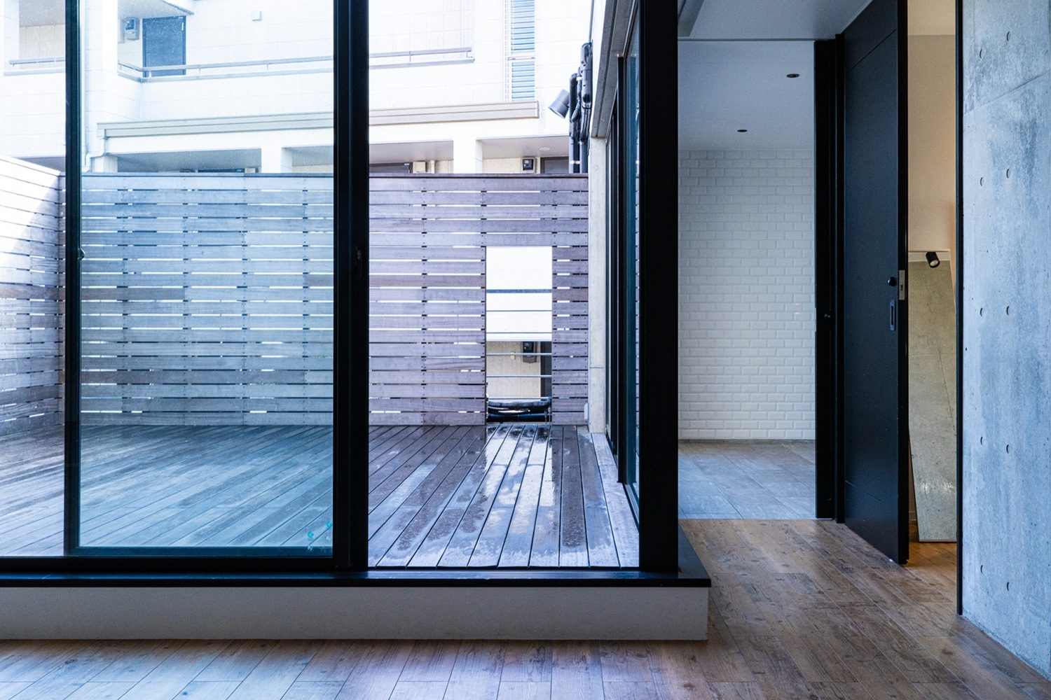 メイクルーム・バスルーム側