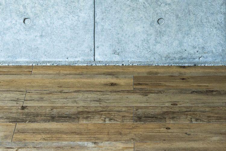 床素材とコンクリート壁