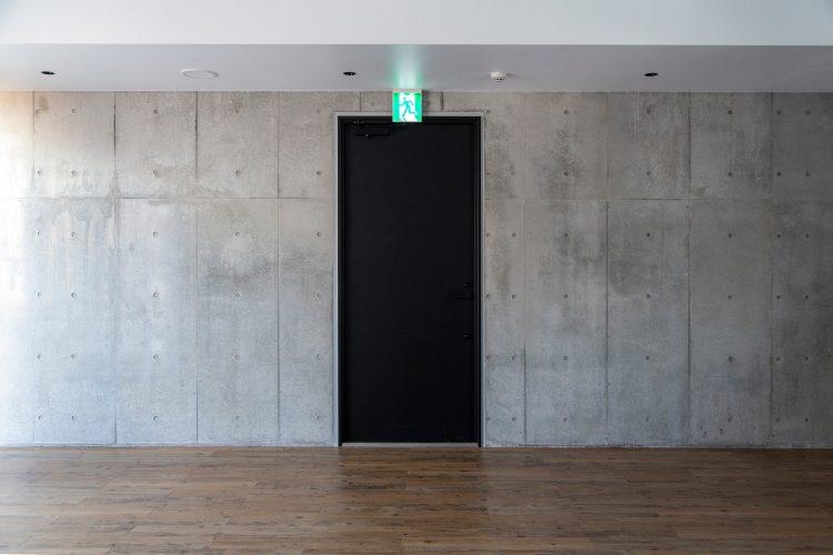 コンクリート壁を活かした撮影も可能