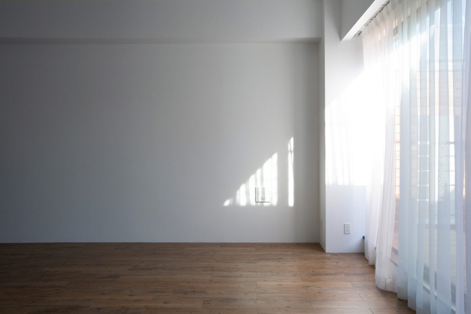 ウッドデッキバルコニーから入る自然光